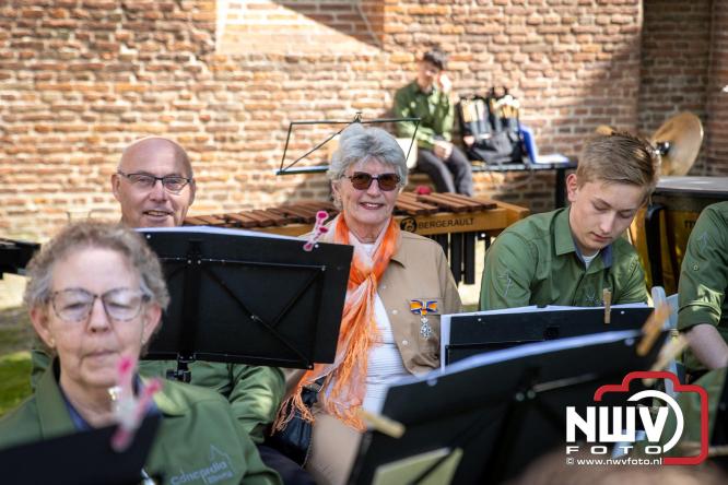 Volle terrassen, bruisende kleedjesmarkt en sportieve Wallenloop: Elburg leeft tijdens koningsdag! - &copy; NWVFoto.nl